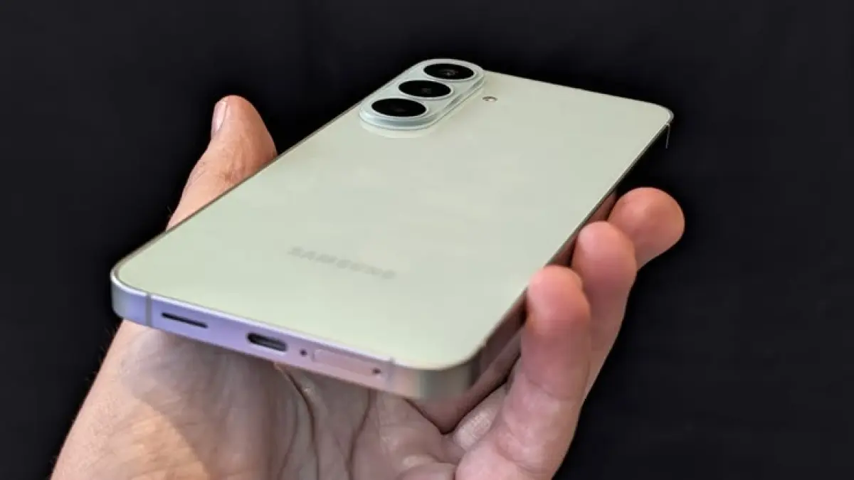 Samsung Galaxy S26 FE vs S25 FE terpaut sekitar Rp5 juta. Simak perbedaan chipset, kamera, fitur, suhu, hingga port USB keduanya (Pinterest).