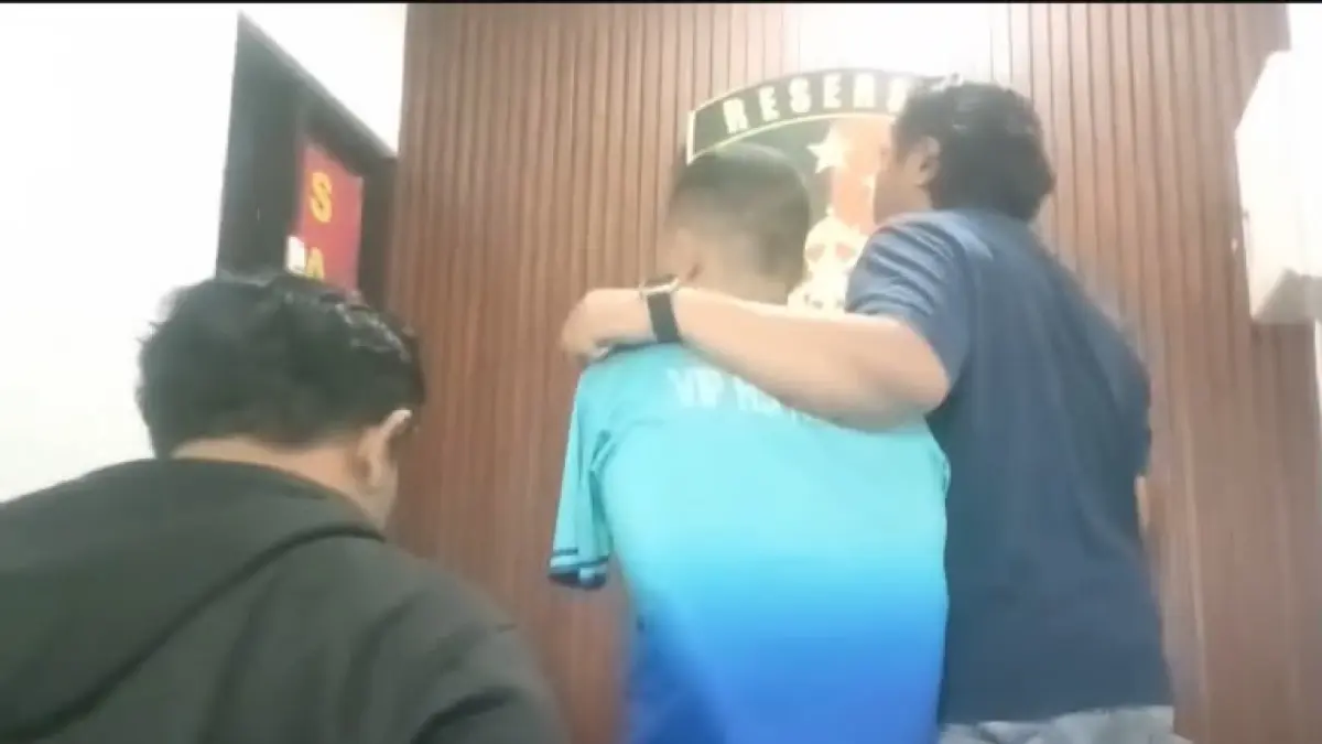 TAK BERKUTIK : Polisi menggandeng pelaku pencurian uang majikan untuk diperiksa lebih lanjut di Satreskrim Polres Blitar Kota.