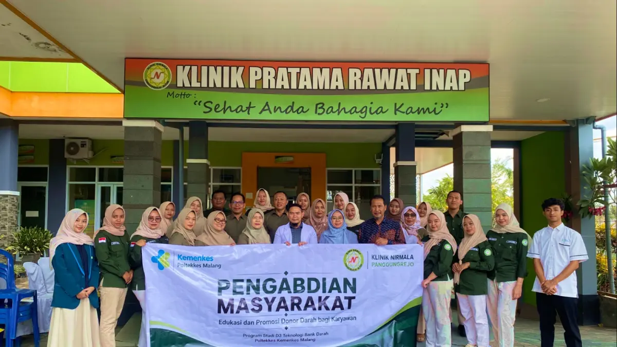 EDUKATIF : Foto bersama tim pengabdi D3 Teknologi Bank Daerah dan Karyawan Klinik Nirmala Panggung Rejo Blitar.