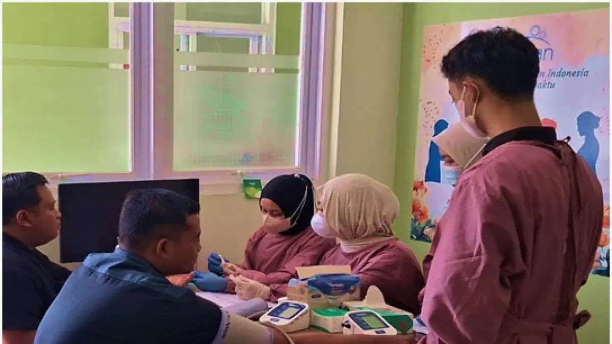EDUKATIF : Foto bersama tim pengabdi D3 Teknologi Bank Daerah dan Karyawan Klinik Nirmala Panggung Rejo Blitar.