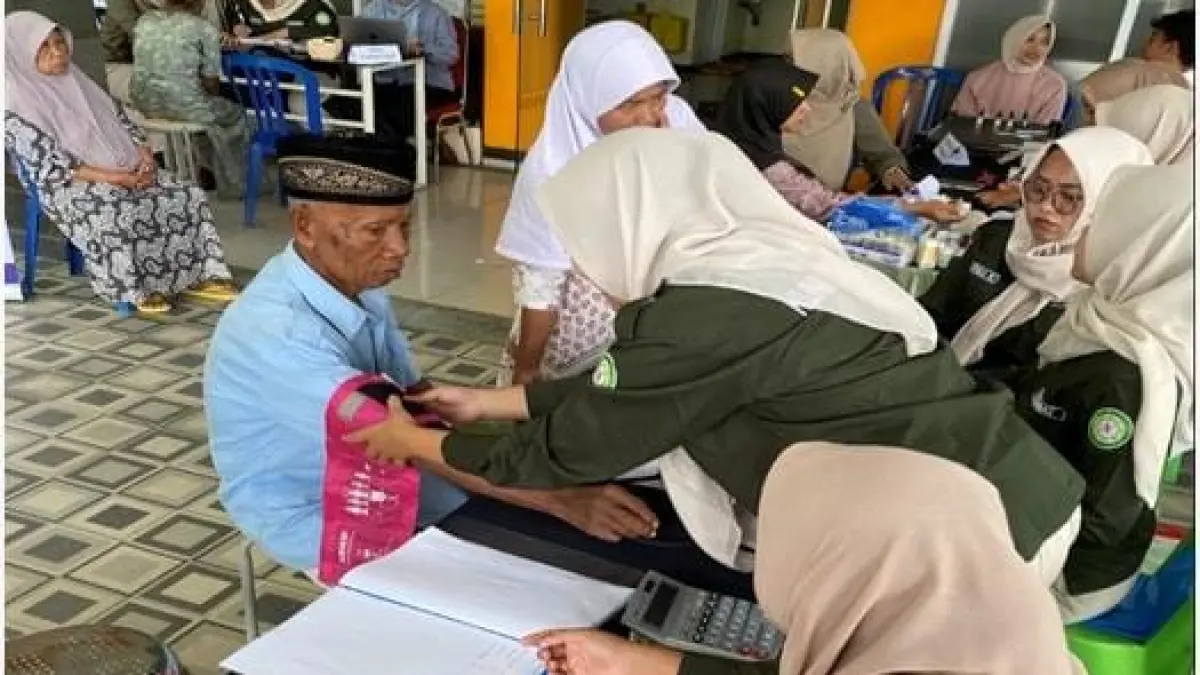 EDUKATIF : Foto bersama tim pengabdi D3 Teknologi Bank Daerah dan Karyawan Klinik Nirmala Panggung Rejo Blitar.