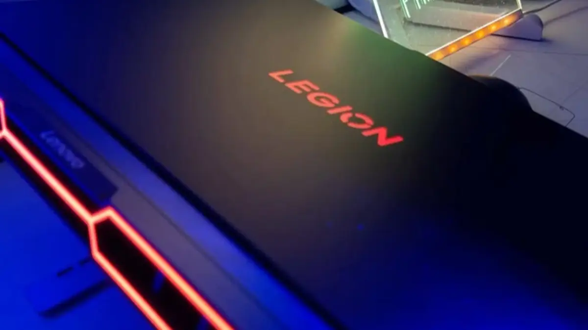 Lenovo Legion Pro 7i FIFA World Cup Edition 2026 hadir dengan OLED 240Hz, RTX 5070 Ti, RGB per tombol, dan performa untuk gaming serta rendering.(Pinterest)