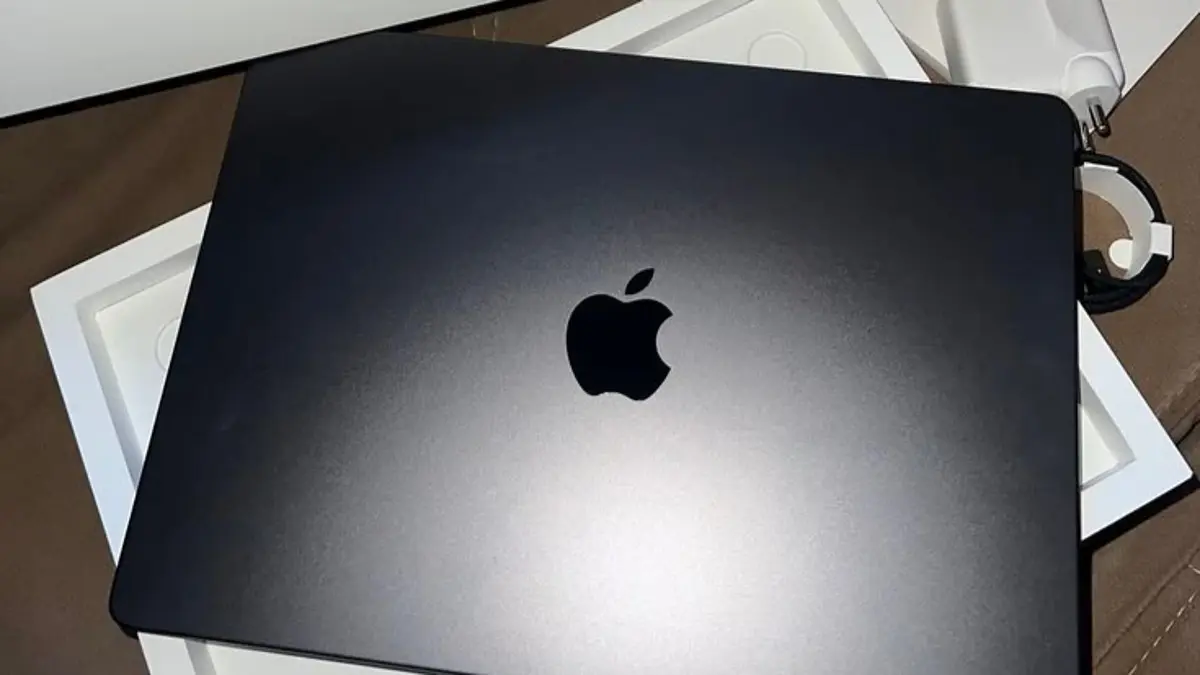 MacBook Air M5 sekitar Rp25 jutaan menawarkan RAM 16GB, layar 13 atau 15 inci, Thunderbolt, dan performa untuk aktivitas harian.(Pinterest)