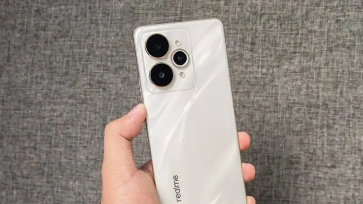 Realme 15 Pro membawa baterai 7.000 mAh dalam bodi tipis, layar 144 Hz, Snapdragon 7 Gen 4, dan tiga kamera 50 MP.(PINTEREST)