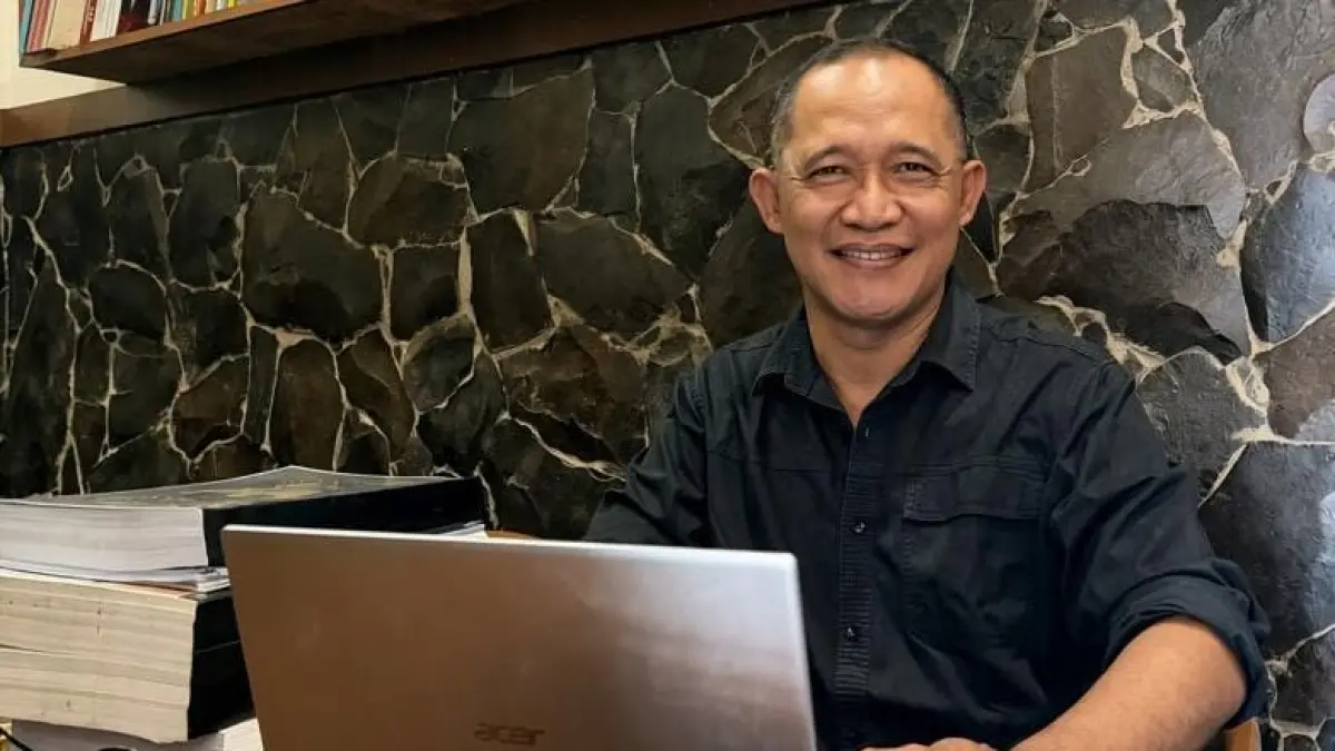 TANGGUNG JAWAB : Mohammad Trijanto saat ditemui di kantornya, Revolutionary Law Firm. Suasana sekretariat Percasi Kota Blitar.