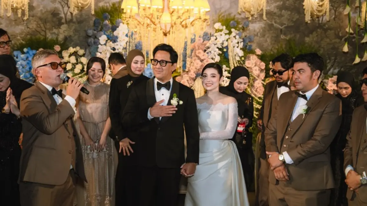 Andre Taulani dan Amanda Rigby menikah secara tertutup. Ketua RT mengungkap dirinya tak dilibatkan dalam pengurusan dokumen pernikahan Andre.(Gemini AI)