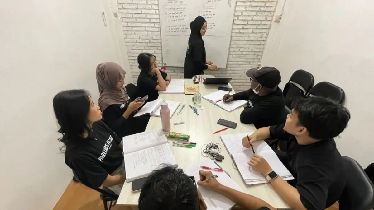 CERDASKAN ANAK BANGSA : Aktivitas Parelabs Academy saat mendapat kesempatan belajar di Kampung Inggris di Kediri beberapa waktu lalu.