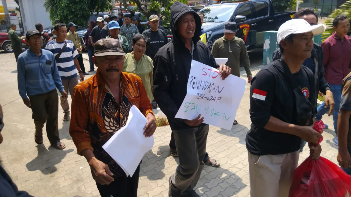 HABIS KESABARAN : Puluhan KTH Blitar saat hearing bersama KPH Blitar Agustus lalu.