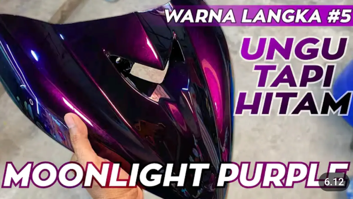 Moonlight Purple pada Yamaha MX tampak hitam keunguan di dalam ruangan, tetapi berubah menampilkan efek ungu dan bunglon saat terkena matahari.