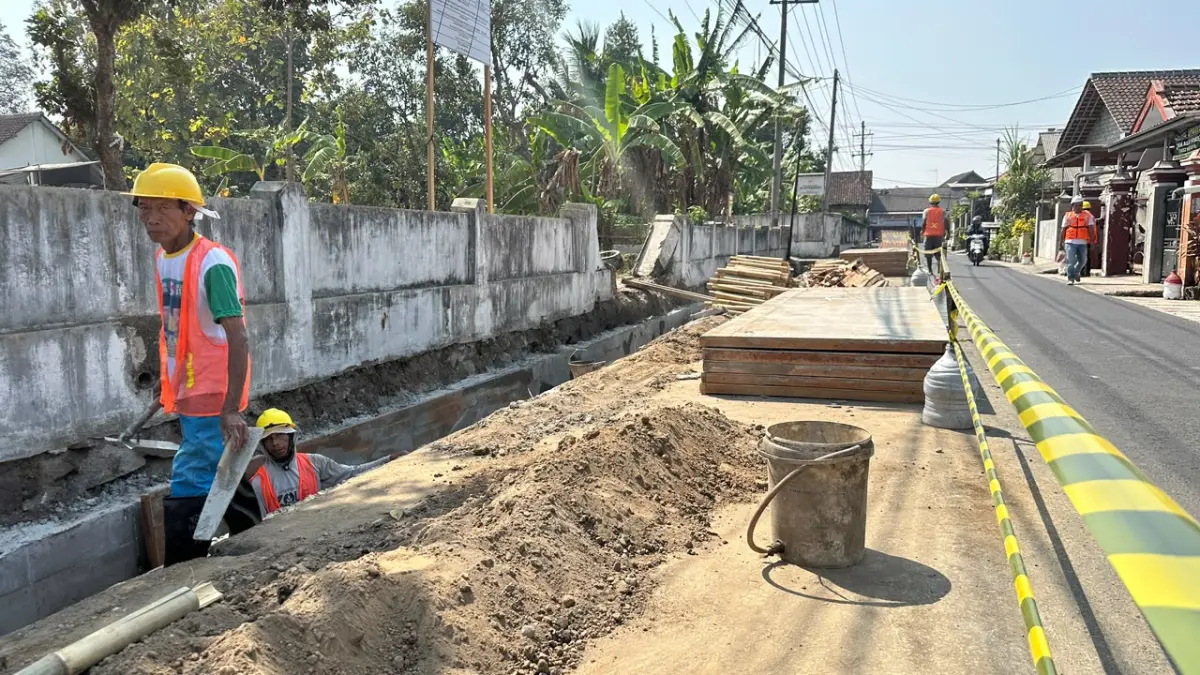 Pemkot Blitar membangun saluran irigasi di Jalan Sawunggaling untuk mengurangi debit air dari wilayah utara.