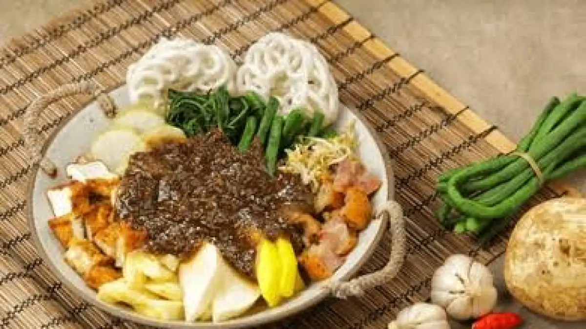 10 Rujak Cingur Surabaya legendaris yang wajib dicoba, ada yang sudah berdiri sejak 1943 dengan bumbu petis khas.