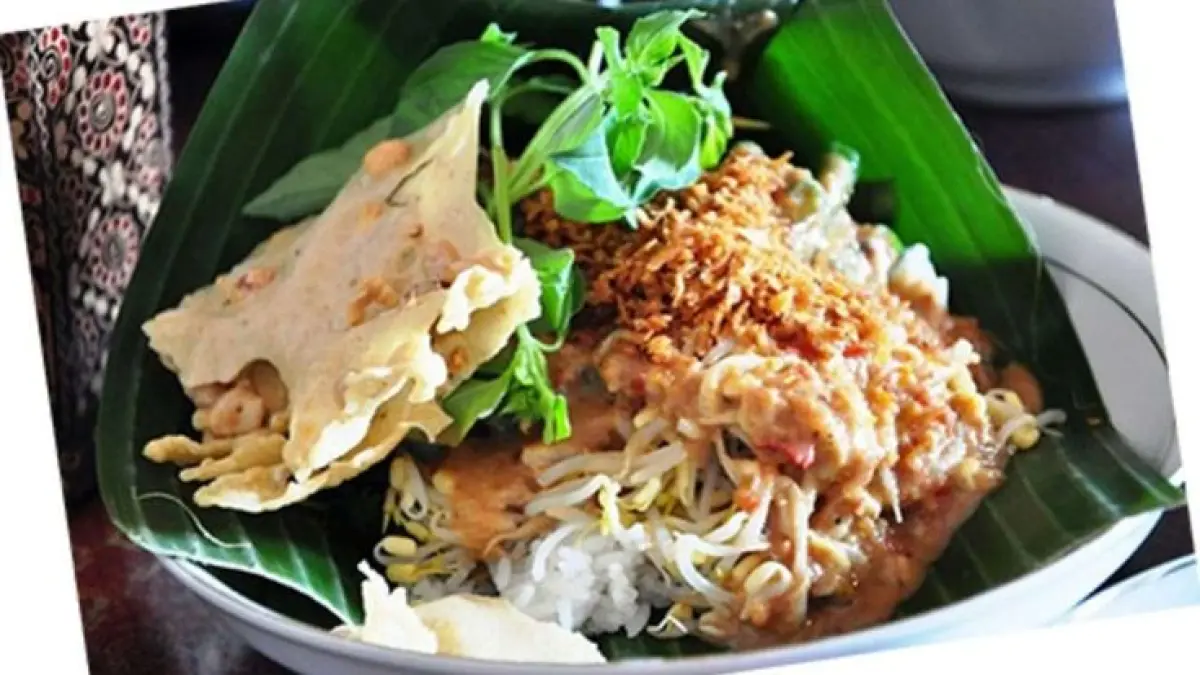 Depot Nasi Pecel 99 Madiun ramai saat makan siang. Dua piring pecel dan minuman dibanderol sekitar Rp48 ribu.(PINTEREST)