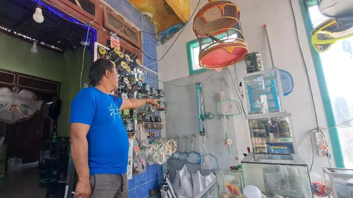 Kondisi toko pancing milik Sutarmin di Dusun Kemloko, Desa Sidodadi, Kecamatan Garum, yang menjadi sasaran pembobolan. Sejumlah peralatan pancing terlihat di dalam toko.