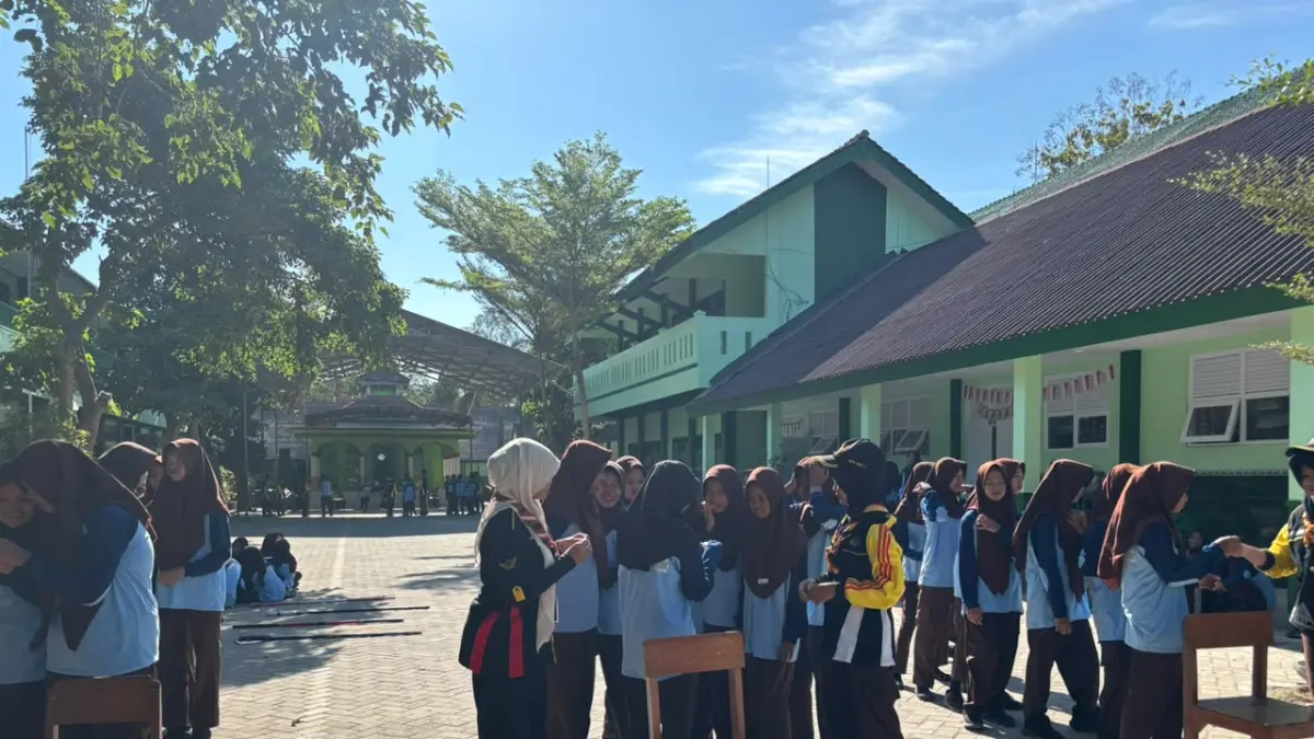 MTSN 8 BLITAR UNTUK RADAR PENATARAN
‎KOMPAK: Latihan rutin ekskul Pramuka di MTsN 8 Blitar, Desa Jambewangi, Kecamatan Selopuro.