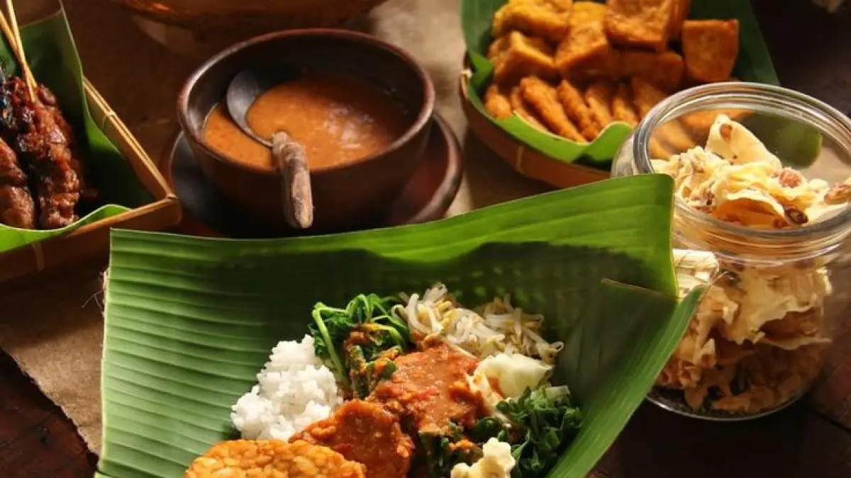 Nasi pecel Madiun di Gondangdia hampir ludes sebelum siang. Simak harga, lauk, dan rahasia bumbu khasnya di sini.(PINTEREST)