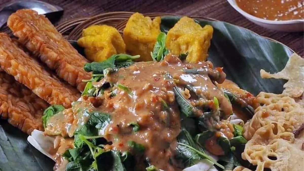 Nasi pecel Mbak Ira khas Madiun di Cibubur punya sambal pedas medok dan sayuran renyah. Intip kuliner lezatnya!(PINTEREST)