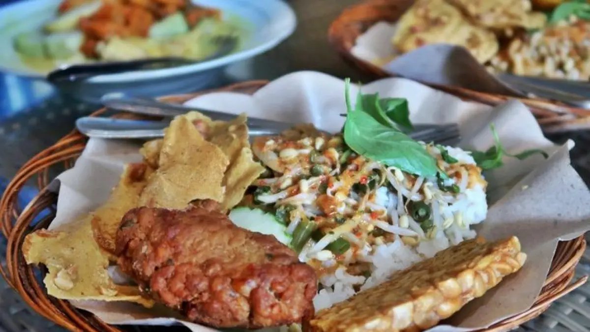Nasi Pecel Timbangan di Madiun viral dengan porsi komplet, lauk beragam, dan harga mulai Rp7 ribu. Simak menu lengkapnya!(PINTEREST)