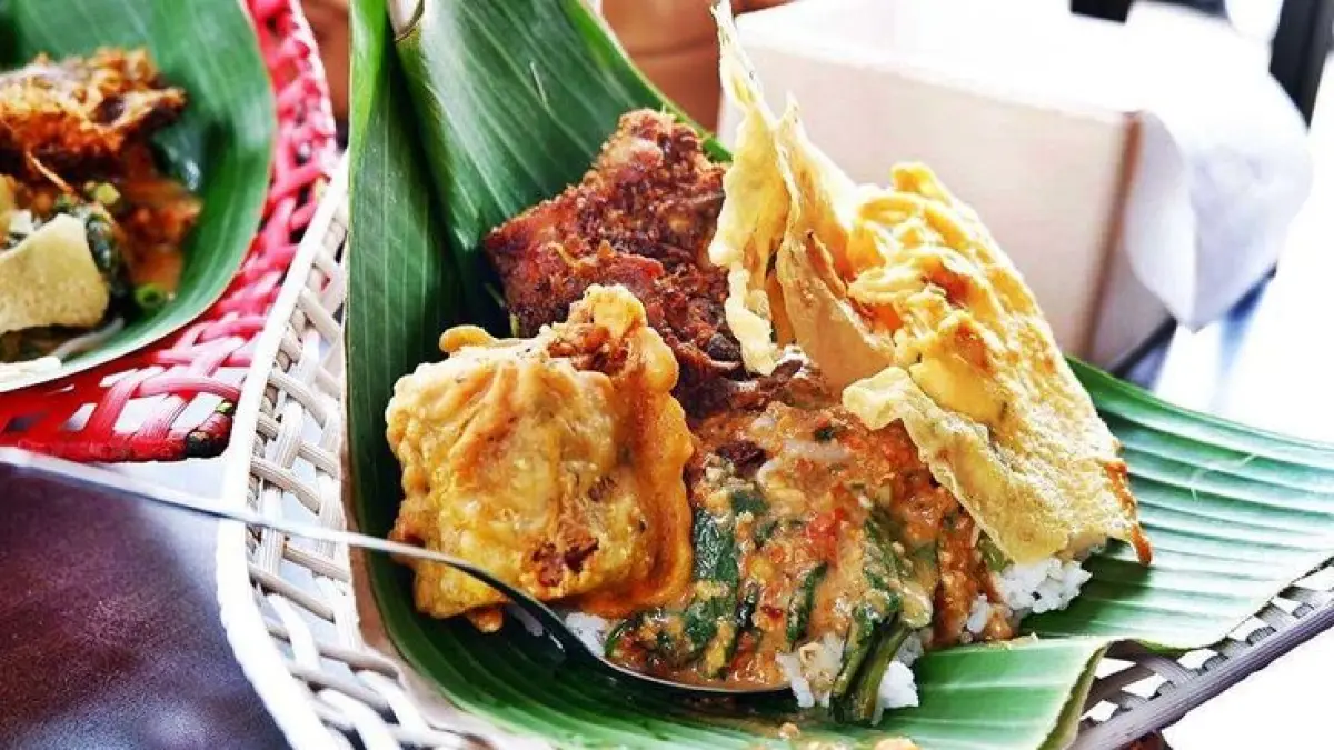 Pecel Madiun di Bojonegoro ini punya bumbu kental, lauk komplet, dan harga mulai Rp8 ribu. Lokasinya dekat SMA 1.(PINTEREST)
