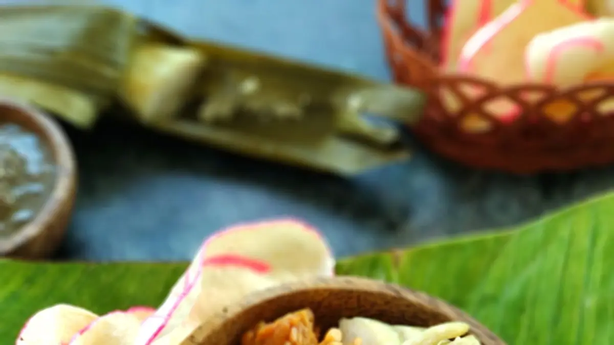 Rujak Cingur Surabaya punya cita rasa khas dari cingur sapi, petis, pisang batu, sayuran, dan buah segar.