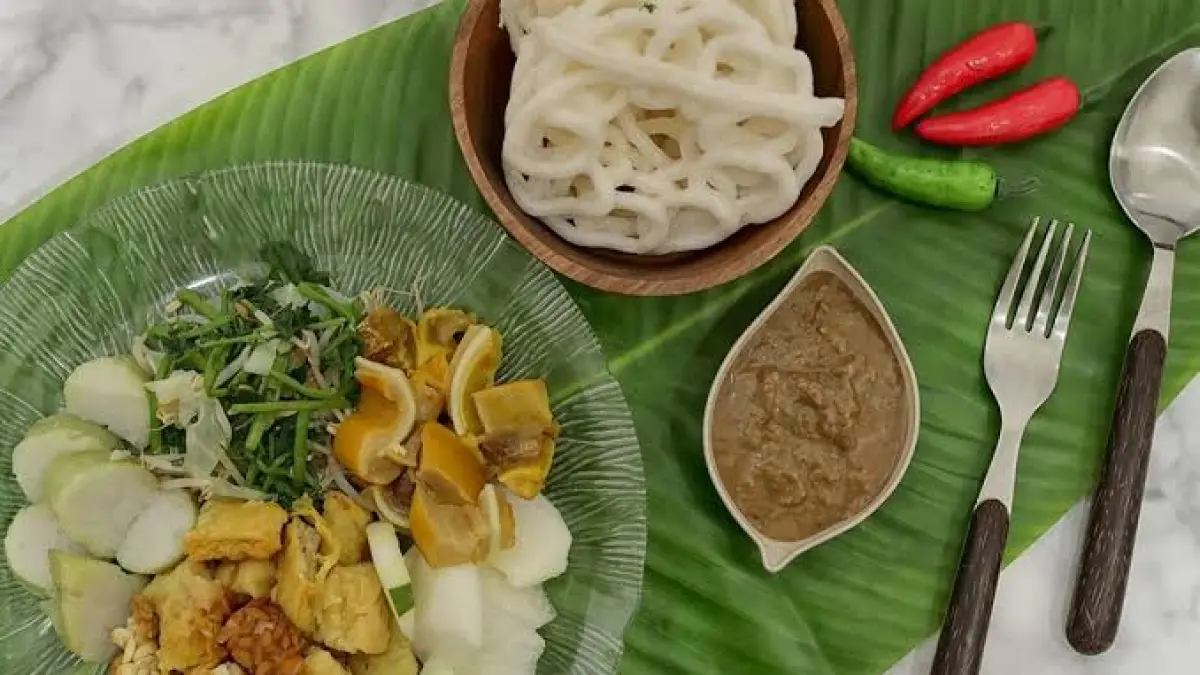 Rujak Cingur Surabaya Rp15 ribu ini punya porsi jumbo, cingur empuk, bumbu melimpah, dan kacang yang renyah.