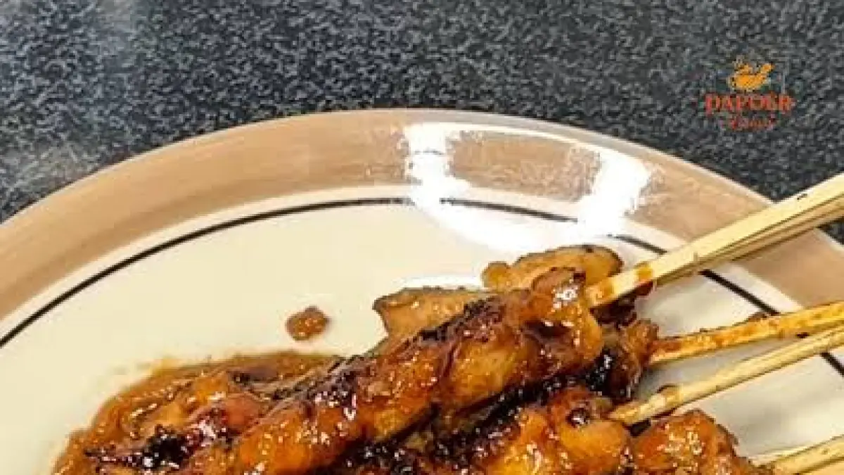 Sate Warok Ponorogo di Surabaya laris hingga 1.000 tusuk sehari. Harga mulai Rp24 ribu dengan daging tebal dan empuk.