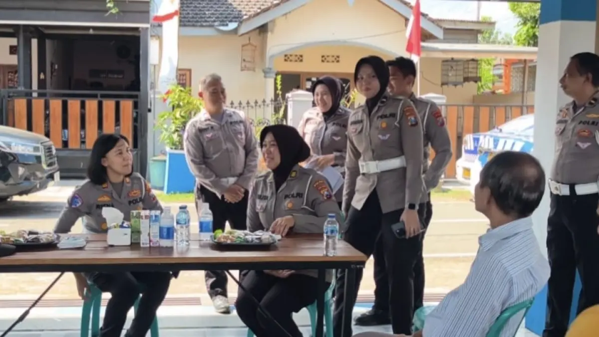 BIAR TERTIB: Jajaran Satlantas Polres Blitar Kota sosialisasi dan edukasi warga Perum Griya Kalimas Indah, kemarin.