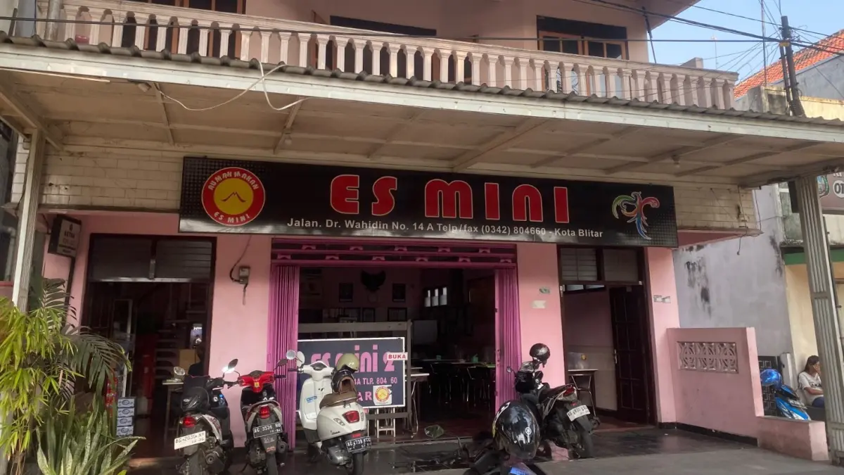 Es Mini Blitar tawarkan nasi campur rendang Rp20 ribu dan es campur Rp12 ribu.