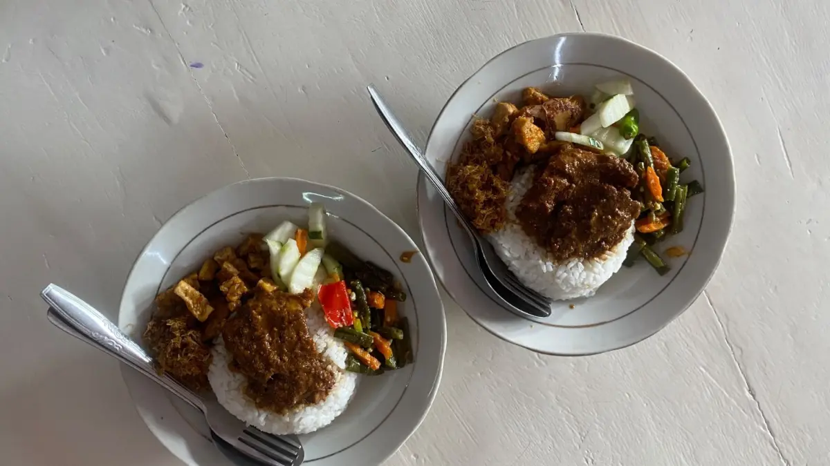 Es Mini tawarkan nasi campur rendang Rp20 ribu.