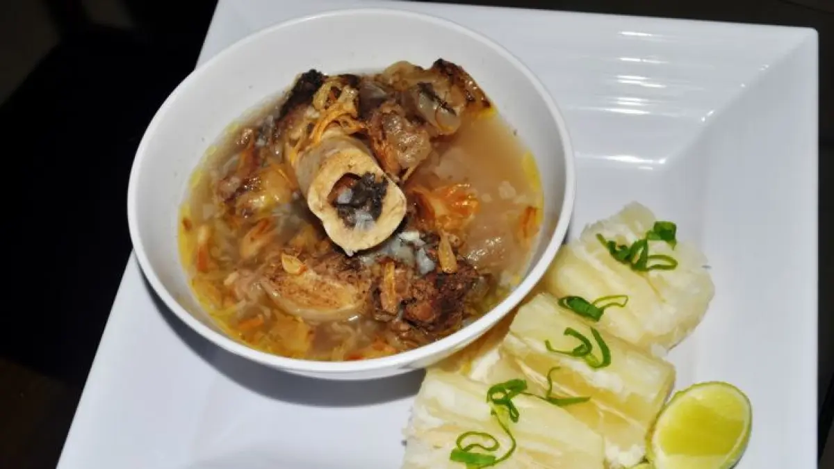 Kaledo khas Palu bisa dibuat tanpa presto. Simak trik merebus tulang agar daging empuk dan kuahnya segar.(PINTEREST)