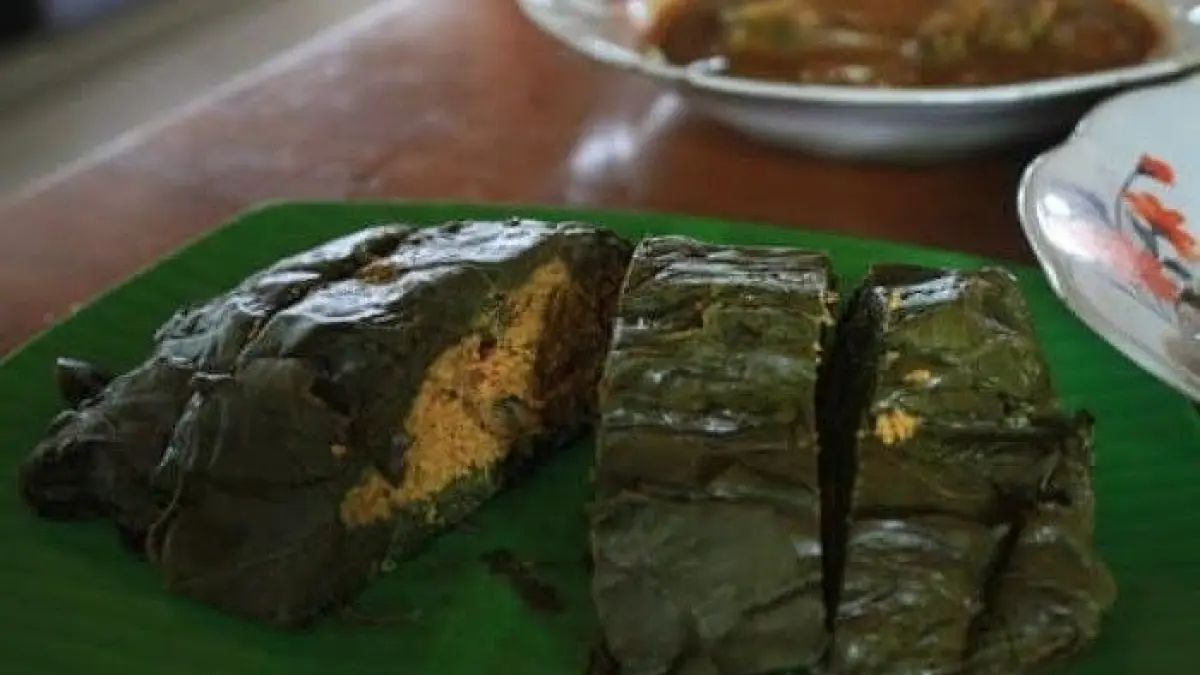 Pendap Bengkulu dikenal dengan ikan berbumbu rempah yang dibungkus daun talas dan dimasak hingga delapan jam.(Gemini AI)