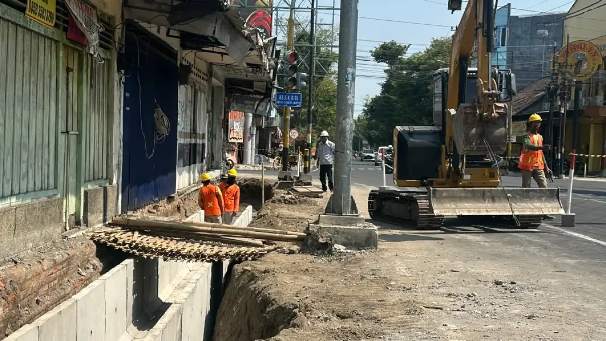 Pengerjaan proyek drainase di Jalan Anggrek, Kota Blitar, terus dikebut sebagai upaya mengantisipasi banjir dan genangan.