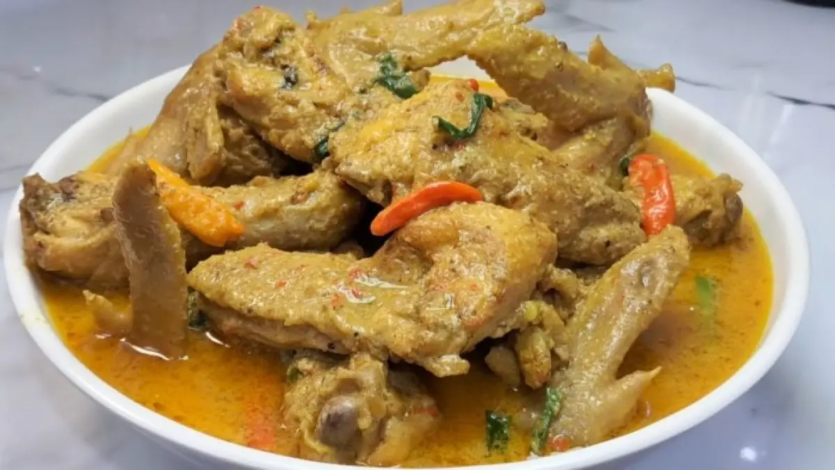Resep ayam lodho khas Jawa Timuran dengan ayam kampung yang dipanggang dulu, lalu dimasak bersama bumbu rempah dan santan hingga empuk.