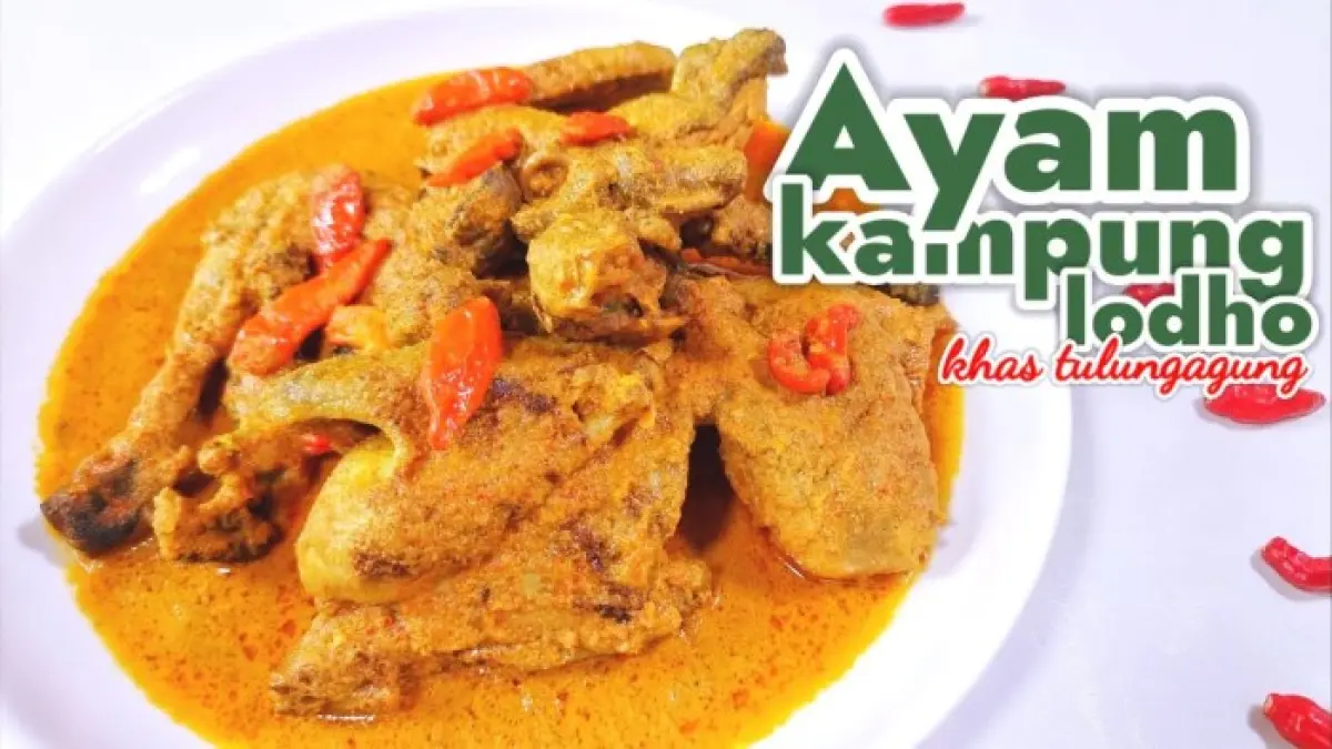 Resep ayam lodho khas Tulungagung dengan ayam kampung yang dipanggang, lalu dimasak bersama bumbu rempah dan santan kental hingga empuk.