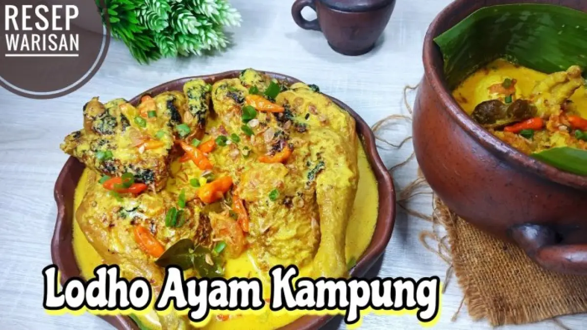 Resep lodho ayam kampung Allah Noviza memakai ayam yang dipanggang utuh sebelum dimasak dengan bumbu rempah dan santan.