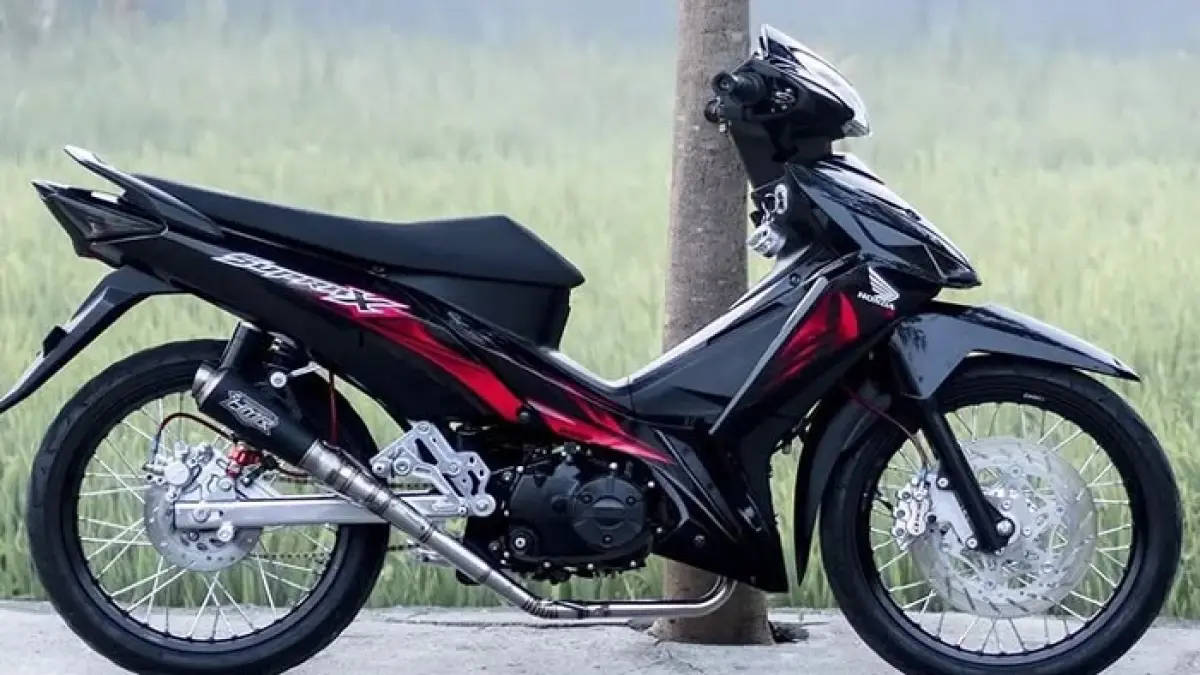 Bedah spesifikasi Honda Supra X 125 model 2027! Bebek irit 125 cc eSP warna Hitam Dove dengan lampu LED proyektor dan panel instrumen digital.(Gemini AI)