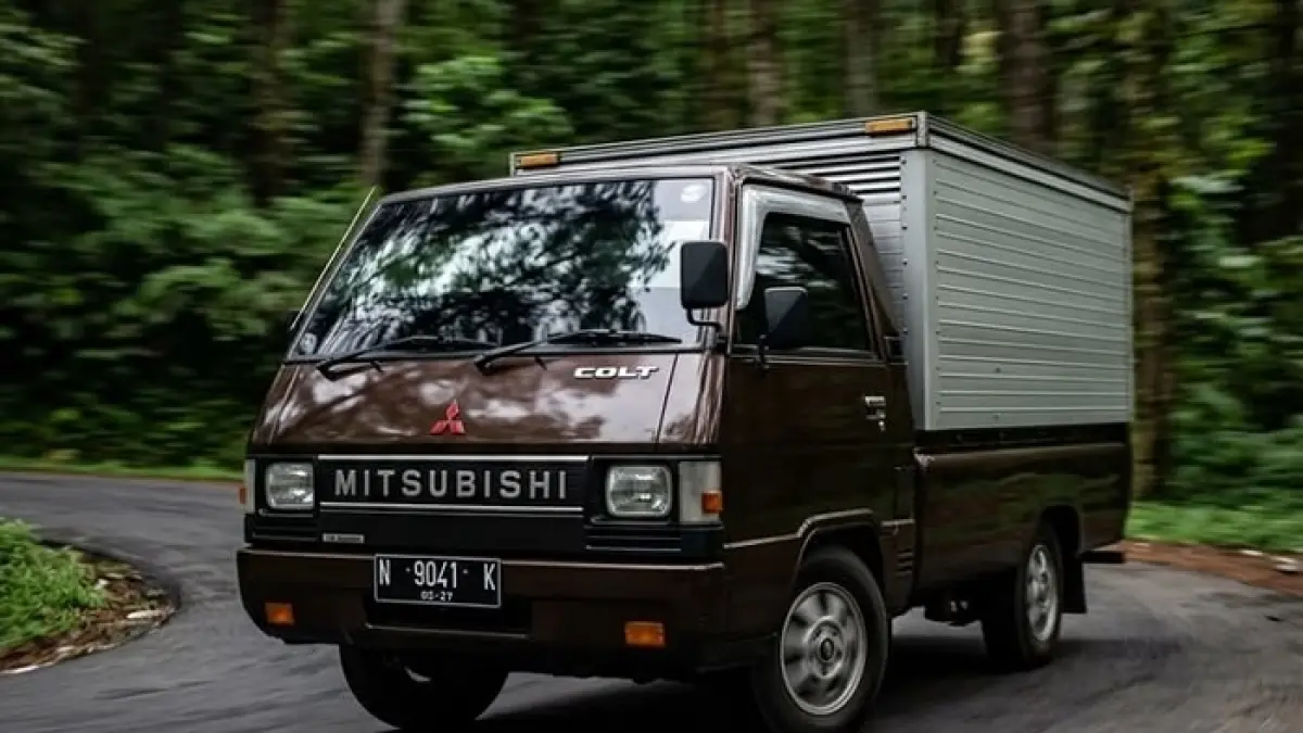 Prediksi Mitsubishi L300 2027 mencakup desain modern, mesin diesel, fitur keselamatan hingga perkiraan harga Rp250 juta-Rp400 juta.(Gemini AI)
