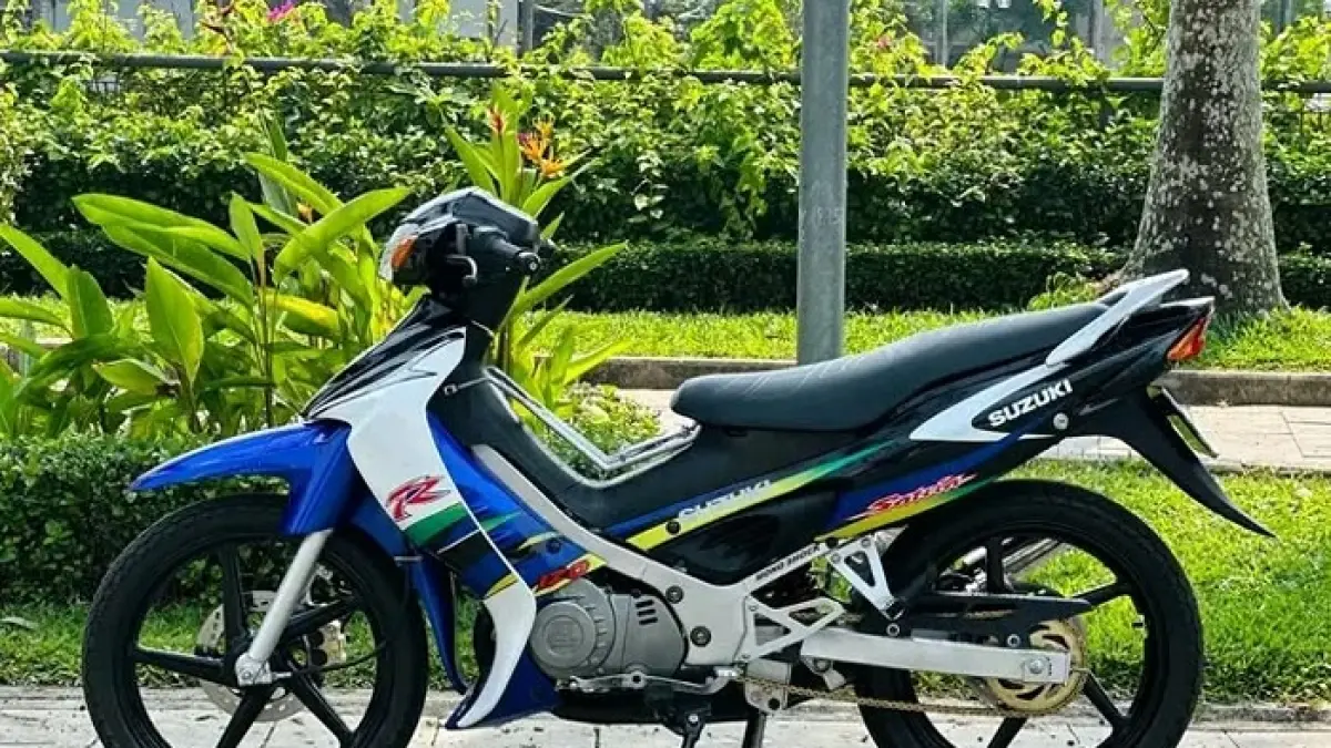 Ulasan spesifikasi All New Suzuki Satria 180 RR lengkap! Bebek sport rasa moge dengan suspensi USD, dual LED projector, dan mesin 180 cc.(Gemini AI)