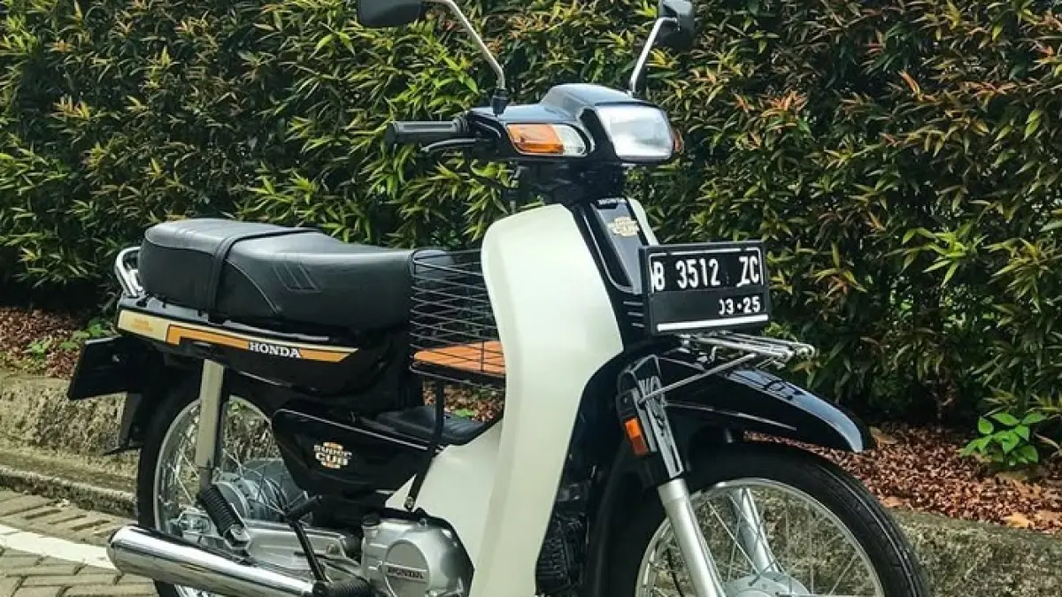 Ulasan spesifikasi Honda Astrea Grand 1994 warna merah asli lengkap! Motor bebek retro orisinal, mesin halus tanpa rembes, dan siap koleksi.(Gemini AI)