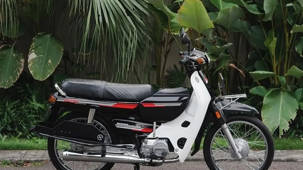 Ulasan spesifikasi Honda Astrea Grand 1997 bekas lengkap! Motor bebek retro 80 persen orisinal, mesin halus, dan siap pakai.(Gemini AI)