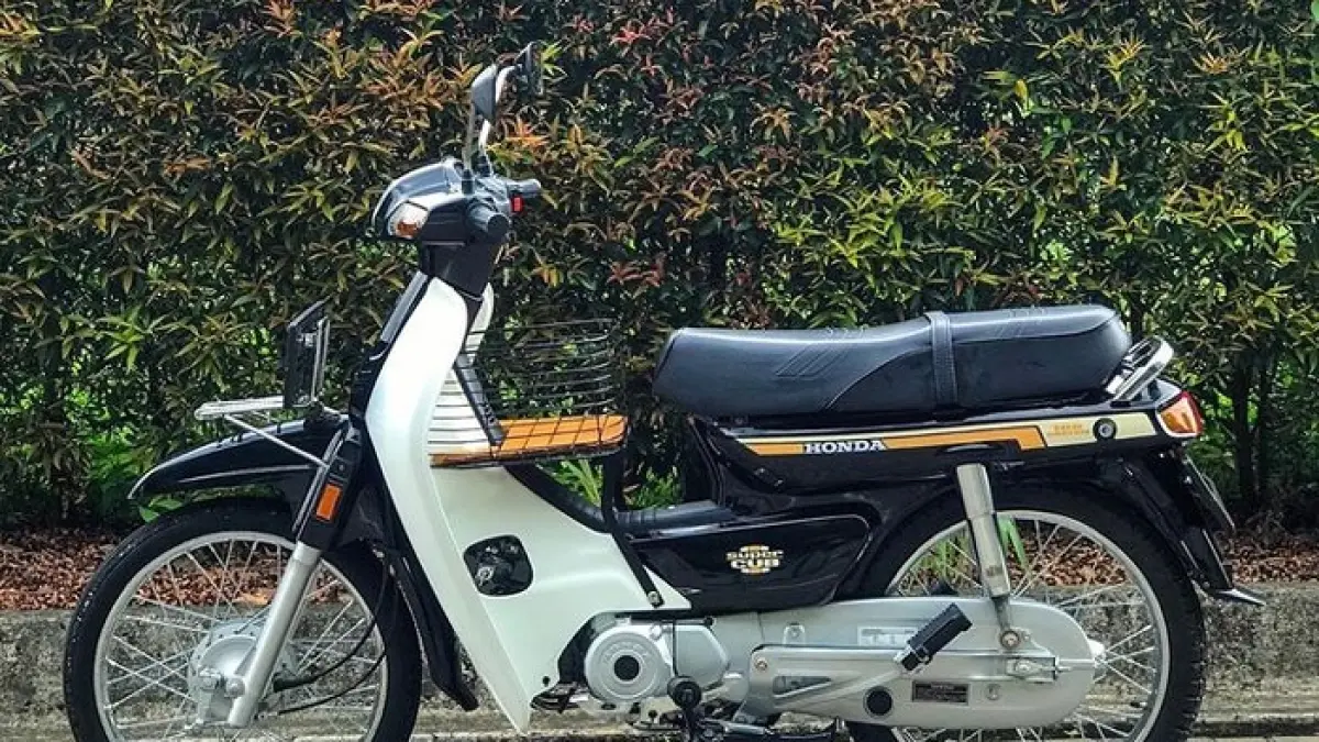 Ulasan spesifikasi Honda Astrea Grand Reborn 2027 lengkap! Motor bebek neo-retro dengan pencahayaan LED, mesin eSP 110 cc irit BBM, dan sistem pengereman cakram.(Gemini AI)