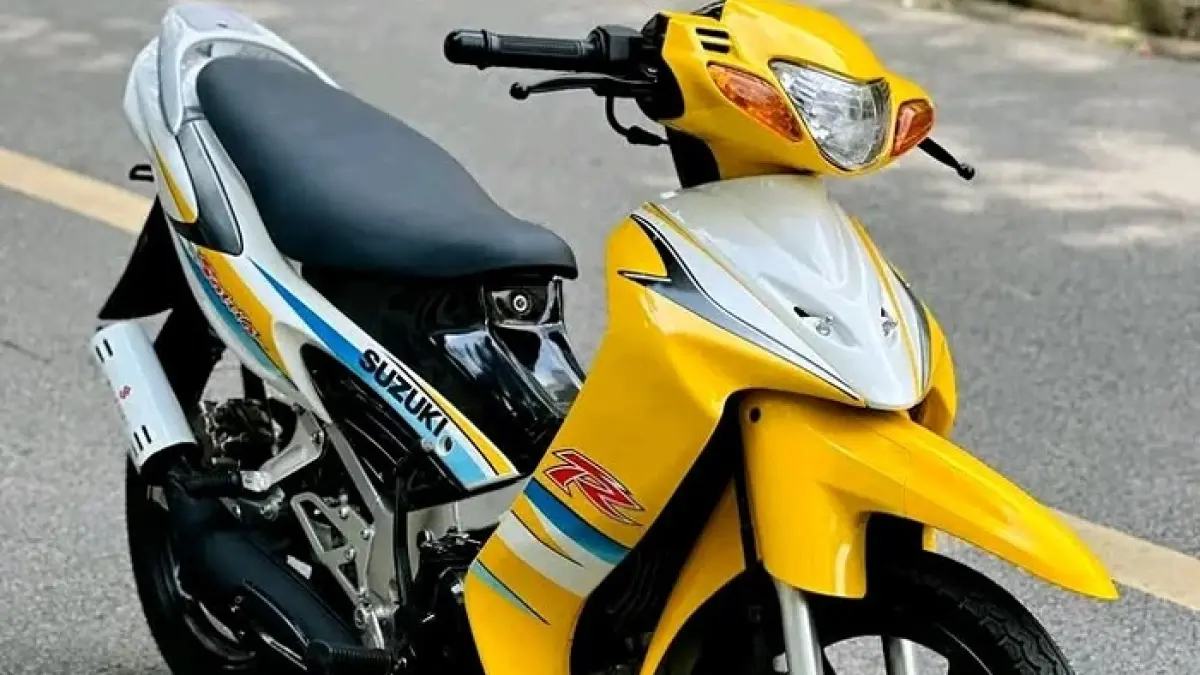 Ulasan spesifikasi Suzuki Satria F150 2027 lengkap! Bebek sport agresif dengan speedometer digital berwarna, mesin DOHC responsif, dan pengereman cakram lebar.(Gemini AI)