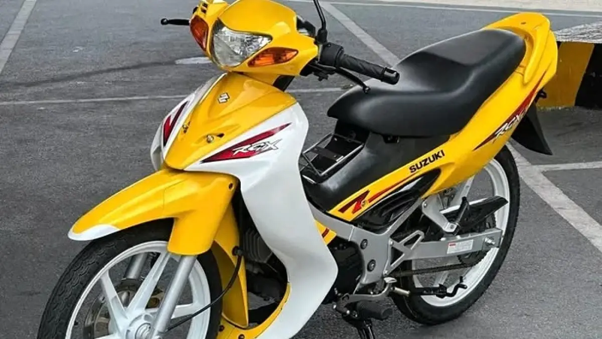 Ulasan spesifikasi Suzuki Satria F150 model 2026 lengkap! Bebek sport bertenaga 18,2 HP dengan sistem pengereman Nissin, SCAS, dan pengisian kelistrikan 3-fase.(Gemini AI)
