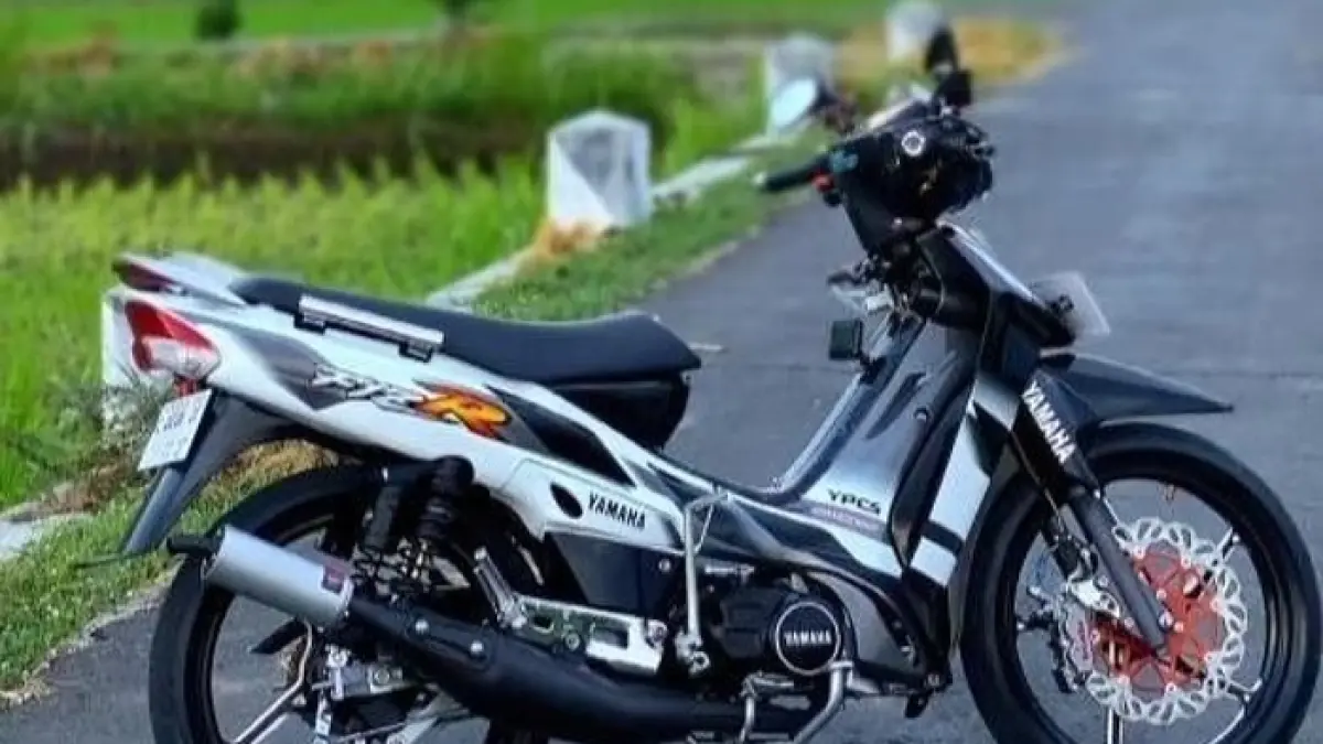 Ulasan spesifikasi Yamaha F1ZR Reborn 2027 lengkap! Motor bebek sport legendaris dengan lampu LED, spedometer digital, dan mesin 4-tak efisien.(Gemini AI)
