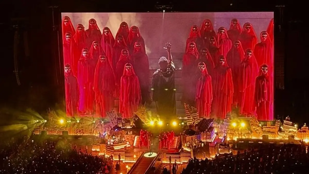 Ulasan konser The Weeknd di JIS! Cek kemegahan panggung futuristik, patung chrome raksasa, dan deretan lagu hits After Hours Til Dawn Tour.(Gemini AI)