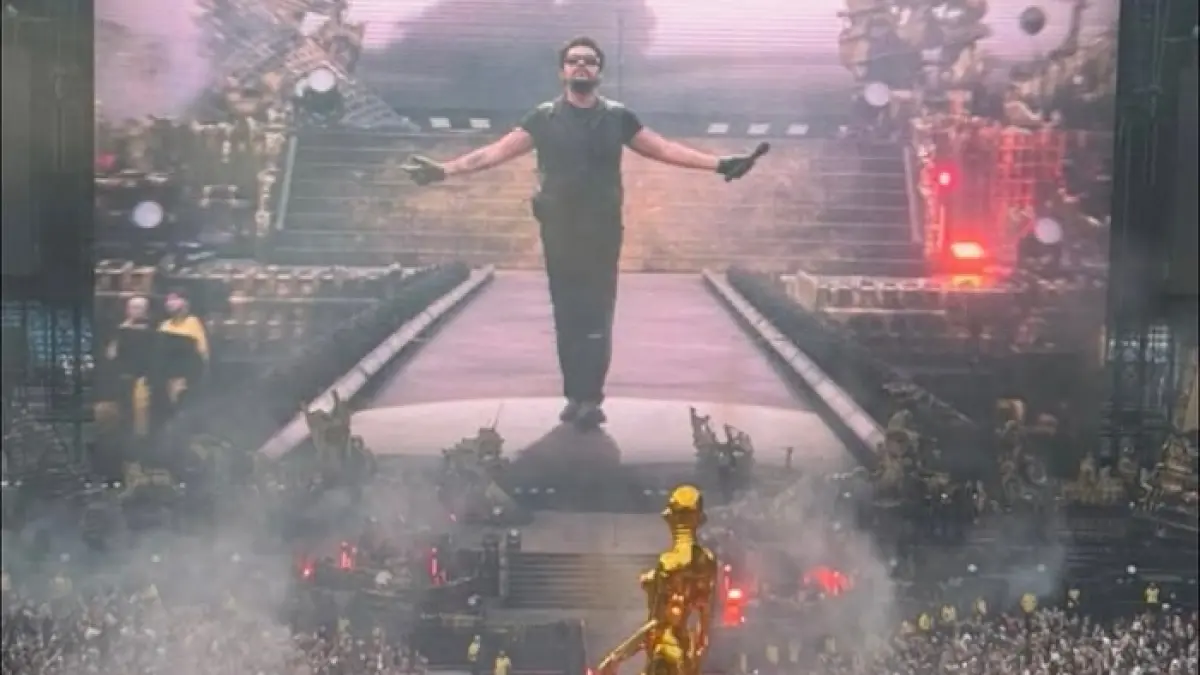 Ulasan lengkap konser The Weeknd di JIS! Cek alur masuk Westgate, fasilitas LED dinamis, sewa powerbank, dan integrasi Transjakarta.(Gemini AI)