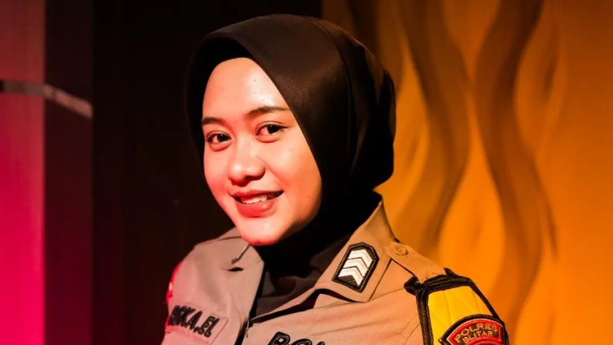 BERANI: Riska Elviyanna berusaha untuk terjun langsung ke rumah warga untuk memberikan bantuan kepada warga yang dibutuhkan.