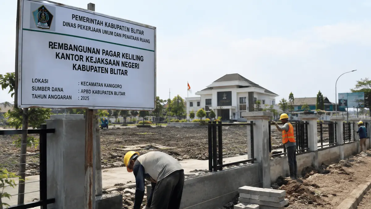 Pembangunan pagar keliling Kantor Kejari Kabupaten Blitar ditarget rampung akhir Oktober.