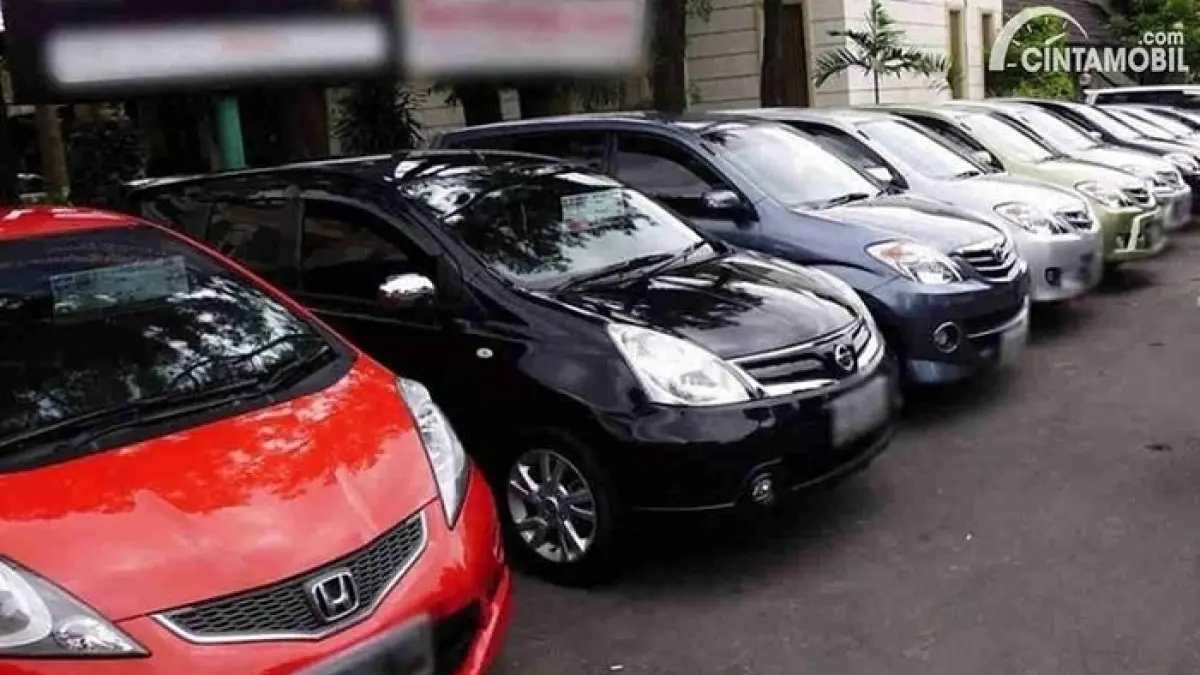 5 mobil bekas di bawah Rp100 juta untuk 2026, dari Splash, March, Vios, Yaris hingga Avanza.(Gemini AI)