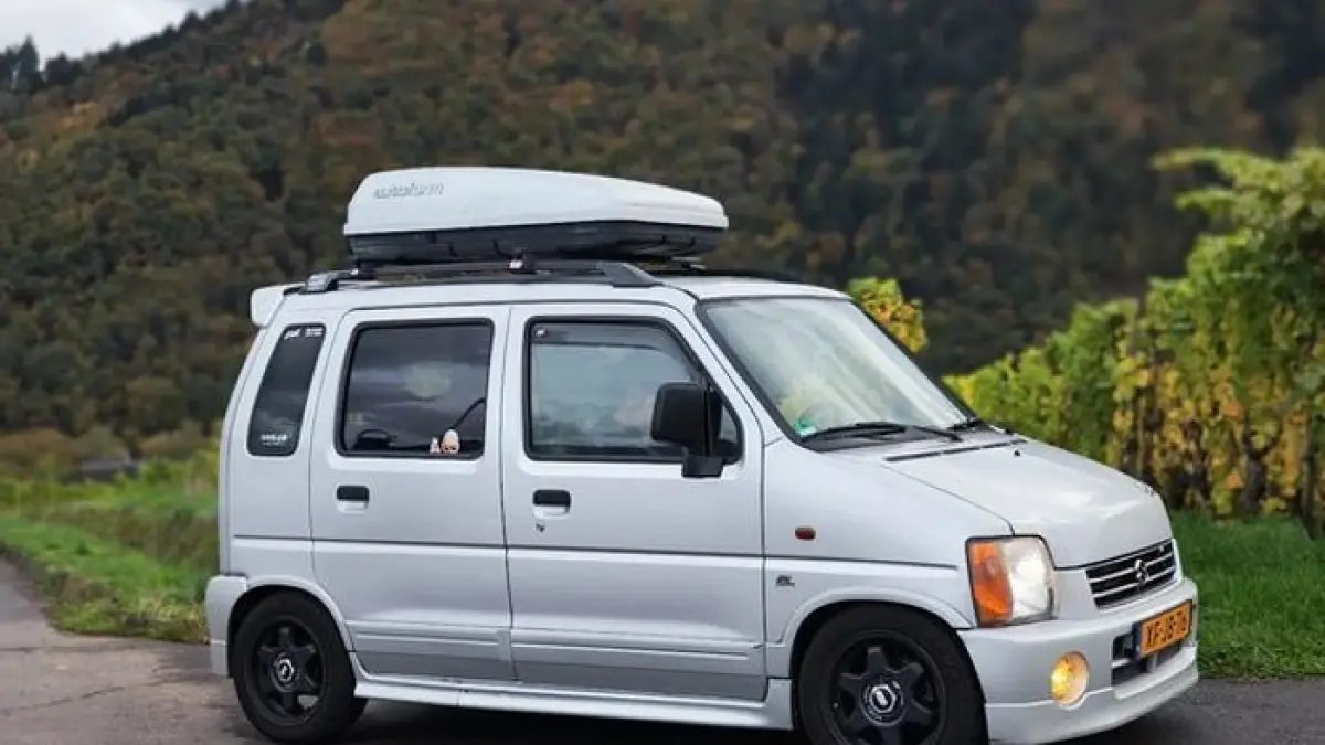 Suzuki Karimun 2026 diprediksi bawa mesin 1.2L, fitur modern, dan konsumsi BBM hingga 24 km/l.(Gemini AI)