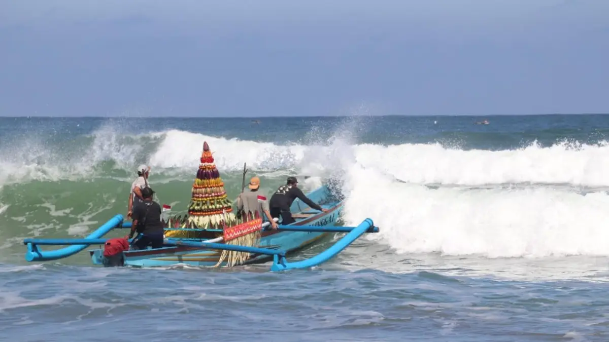 PERINGATAN DINI: Nelayan dihantam ombak saat melarung sesaji di Pantai Serang beberapa waktu lalu. Nelayan diminta untuk meningkatkan kewaspadaan.